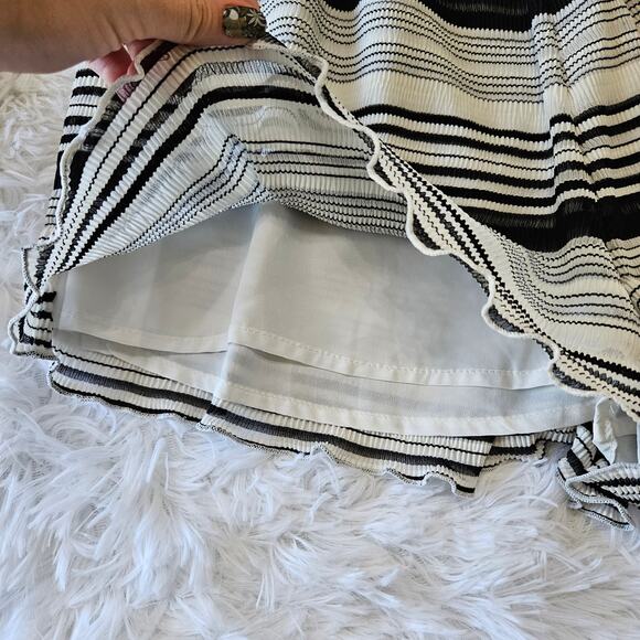 Finders Keepers Women's Black & White Striped Deep V Sleeveless Romper. Size M - Picture 5 of 10